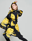 Rainkiss All Smiley Regenponcho mit gelben Smileys auf schwarzem Mantel
