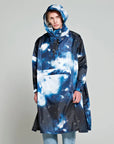 Starry Night Blua Weißer Regenponcho von Rainkiss von Mann getragen